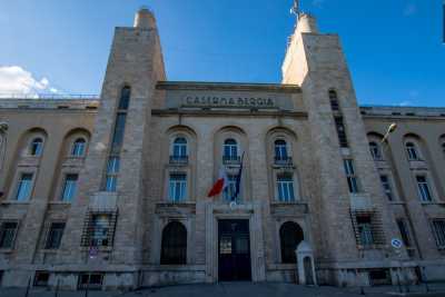 Visita alla "Caserma Bergia", l'enorme fortezza che si staglia dal 1932 sul lungomare di Bari